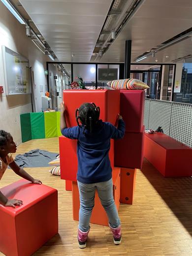 Kinder vor dem Familienbüro der HSD